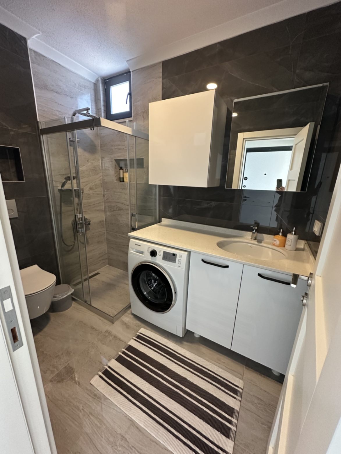 Duşakabin, klozet ve tezgah altı çamaşır makineli banyo