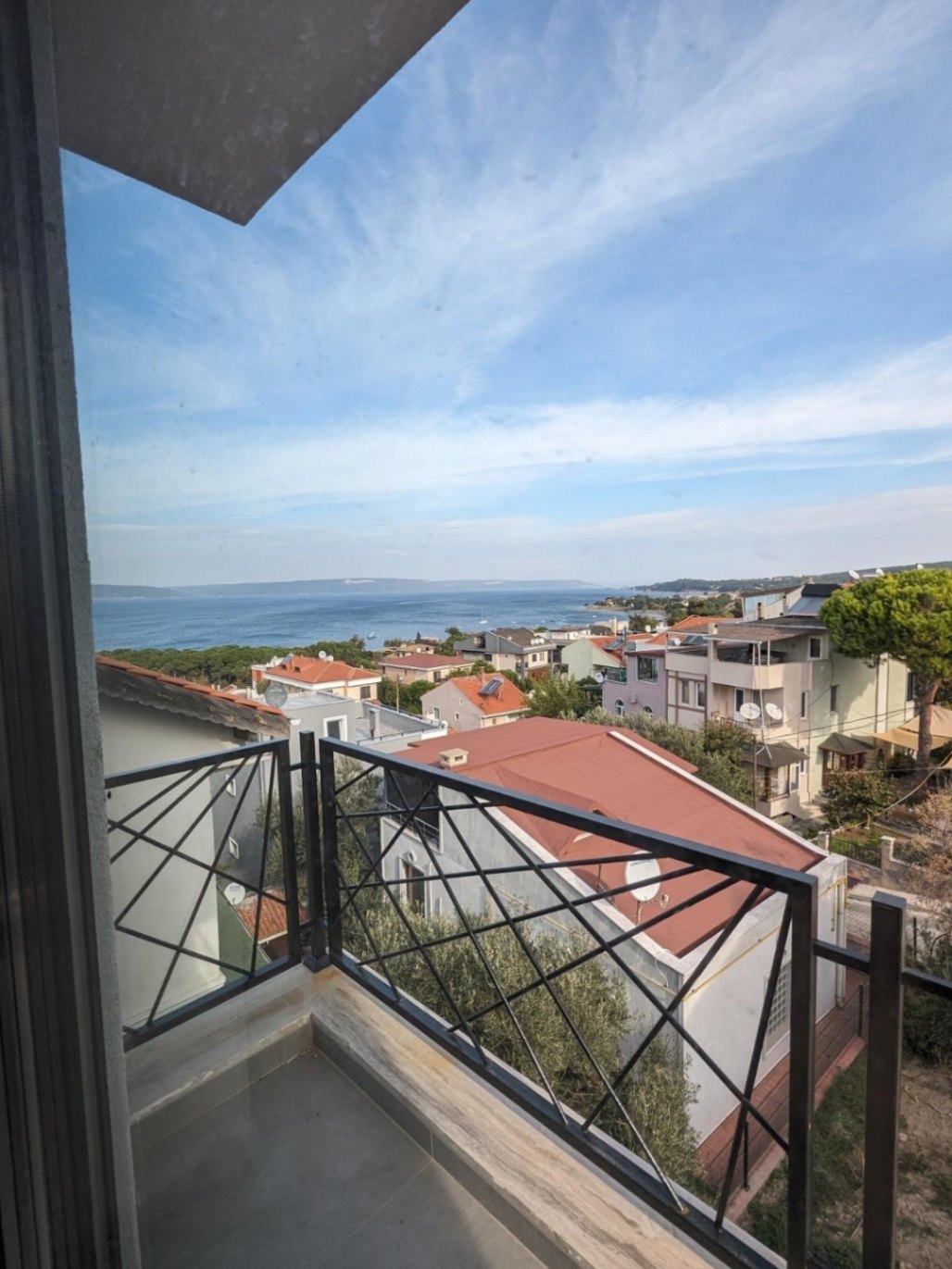 Balkondan Çanakkale Boğazı ve karşı kıyı manzarası