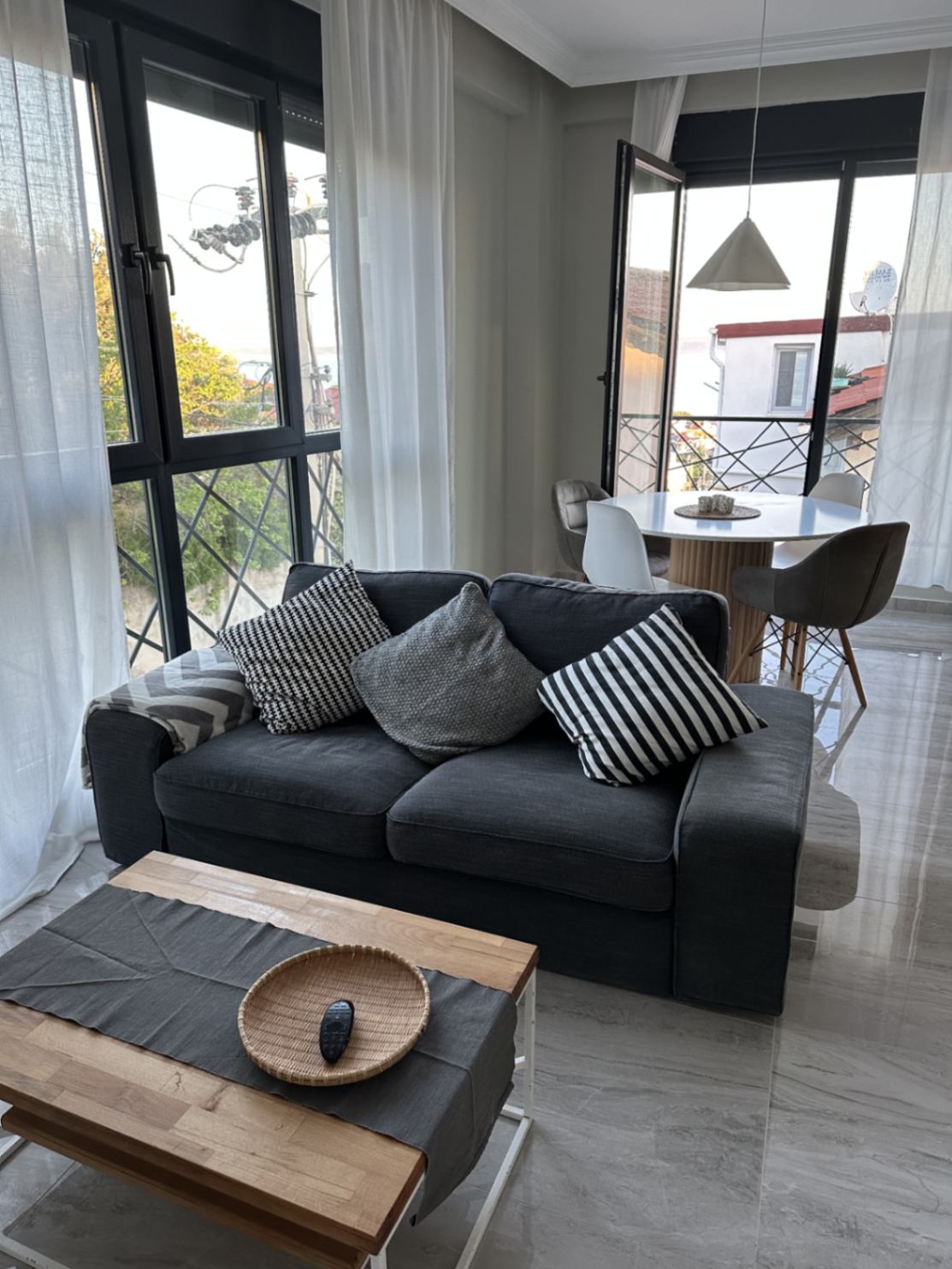 Salondan yemek masasına ve balkon kapısına bakış